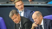 Finanzminister Christian Lindner (M.), Wirtschaftsminister Robert Habeck (l.) und Bundeskanzler Olaf Scholz auf ihren Plätzen im Bundestag. © dpa bildfunk Foto: Kay Nietfeld