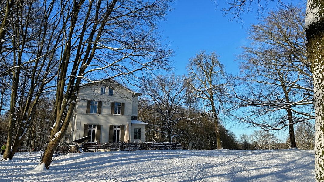 Schneelandschaft an der Villa im Hamburger Amsinckpark