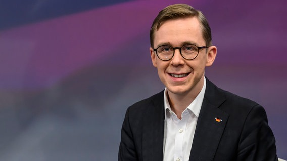 Philipp Amthor, CDU-Generalsekretär in Mecklenburg-Vorpommern, sitzt in einem Fernsehstudio. © dpa picture alliance/HMB Media Foto: Uwe Koch