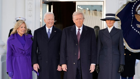 US-Präsident Joe Biden und dessen Frau Jill vor dem Weißen Haus mit dem designierten Präsidenten Donald Trump und Ehefrau Melania. © Alex Brandon/AP/dpa 