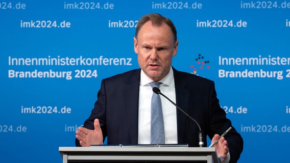 Hamburgs Innensenator Andy Grote (SPD) bei der Abschlusspressekonferenz der Innenministerkonferenz im brandenburgischen Rheinsberg. © dpa Foto: Soeren Stache