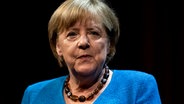 Alt-Bundeskanzlerin Angela Merkel blickt in die Kamera. © dpa-Bildfunk Foto:  Fabian Sommer