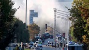 Türkei, Ankara: Rauch steigt auf, während Rettungsteams und Polizeibeamte am Stadtrand vor dem Unternehmensgelände der Türkischen Luft- und Raumfahrt eintreffen. © Uncredited/IHA/AP/dpa 