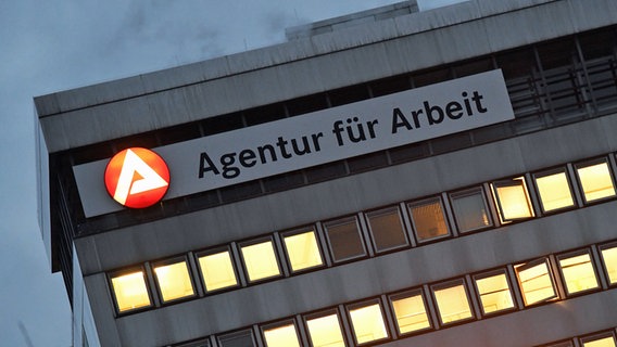 In zahlreichen Büroräumen eines Gebäudes der Agentur für Arbeit brennt Licht. © dpa bildfunk Foto: Uwe Zucchi