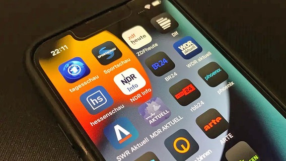 Auf dem Smartphone sind Apps verschiedener öffentlich-rechtlicher Sender zu sehen. © NDR 