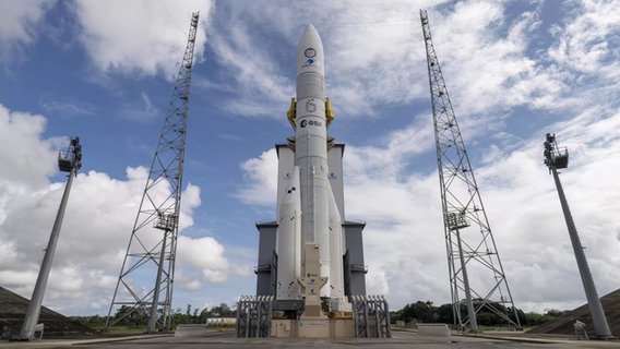 Die europäische Trägerrakete Ariane 6 steht auf der Startrampe des europäischen Weltraumbahnhofs in Französisch-Guayana. © picture alliance/dpa/ESA | L. Bourgeon Foto: L. Bourgeon