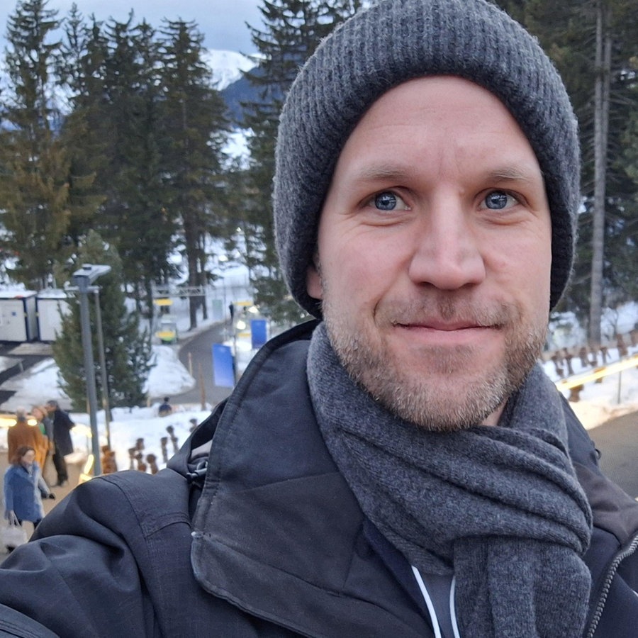 Ein Portraitbild von NDR Info Redakteuer Arne Schulz auf dem Weltwirtschaftsforum 2025 in Davos, Schweiz © NDR Foto: Arne Schulz