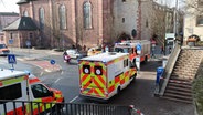 Bayern, Aschaffenburg: Fahrzeuge von Feuerwehr und Rettungsdiensten stehen in der Nähe eines Tatortes. © dpa Bildfunk Foto: Ralf Hettler