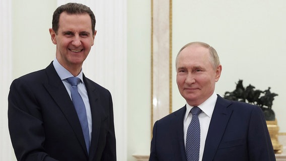 Syriens damaliger Baschar al-Assad bei einem Treffen mit Russlands Präsident Wladimir Putin im Juli 2024. © dpa-Bildfunk/Kremlin Pool Sputnik via AP Foto: Valery Sharifulin