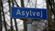 Das Straßenschild "Asylvej" (Asylweg) ist im dänischen Sønderborg in der Nähe des Asylcenters zu sehen. © picture alliance/dpa | Carsten Rehder 