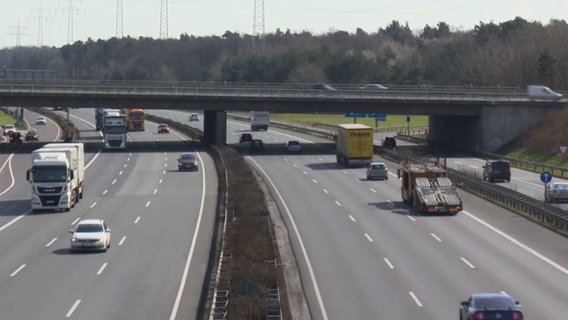 Fließender Verkehr auf einer norddeutschen Autobahn © NDR 