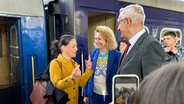 Außenministerin Annalena Baerbock wird bei der Ankunft am Bahnhof Kiew vom deutschen Botschafter Martin Jäger und einer Vertreterin des ukrainischen Protokolls empfangen. © picture alliance/dpa | Foto:  Jörg Blank