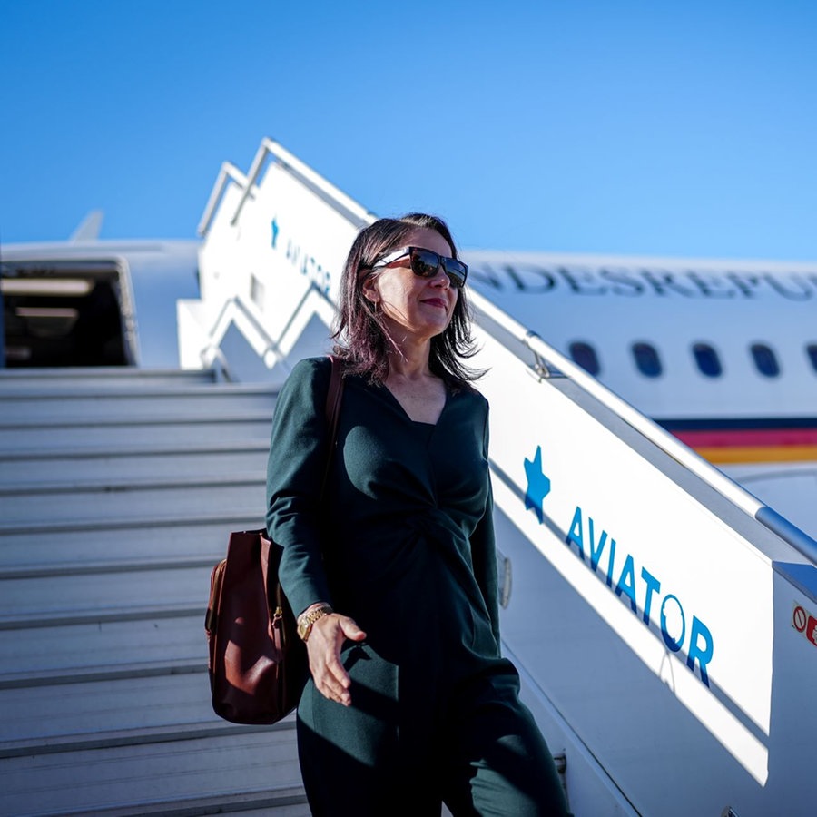Annalena Baerbock (Bündnis 90/Die Grünen), Außenministerin, kommt auf dem Flughafen von Helsinki für das Treffen der Außenministerinnen und Außenminister des Ostseerats an. © Kay Nietfeld/dpa 