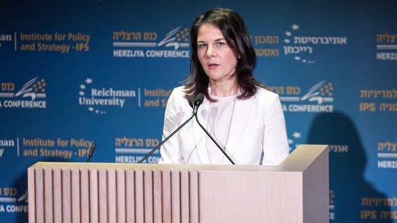 Bundesaußenministerin Annalena Baerbock spricht auf der Herzlija-Sicherheitskonferenz in der Reichmann Universität in Tel Aviv. © Hannes P Albert/dpa Foto: Hannes P Albert