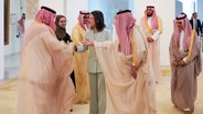 Bundesaußenministerin Annalena Baerbock (Bündnis 90/Die Grünen, M) begrüßt im Außenministerium von Saudi-Arabien die Teilnehmer eines Gesprächs mit Prinz Faisal bin Farhan Al-Saud (r), Außenminister des Königreichs Saudi-Arabien. ©  Soeren Stache/dpa 