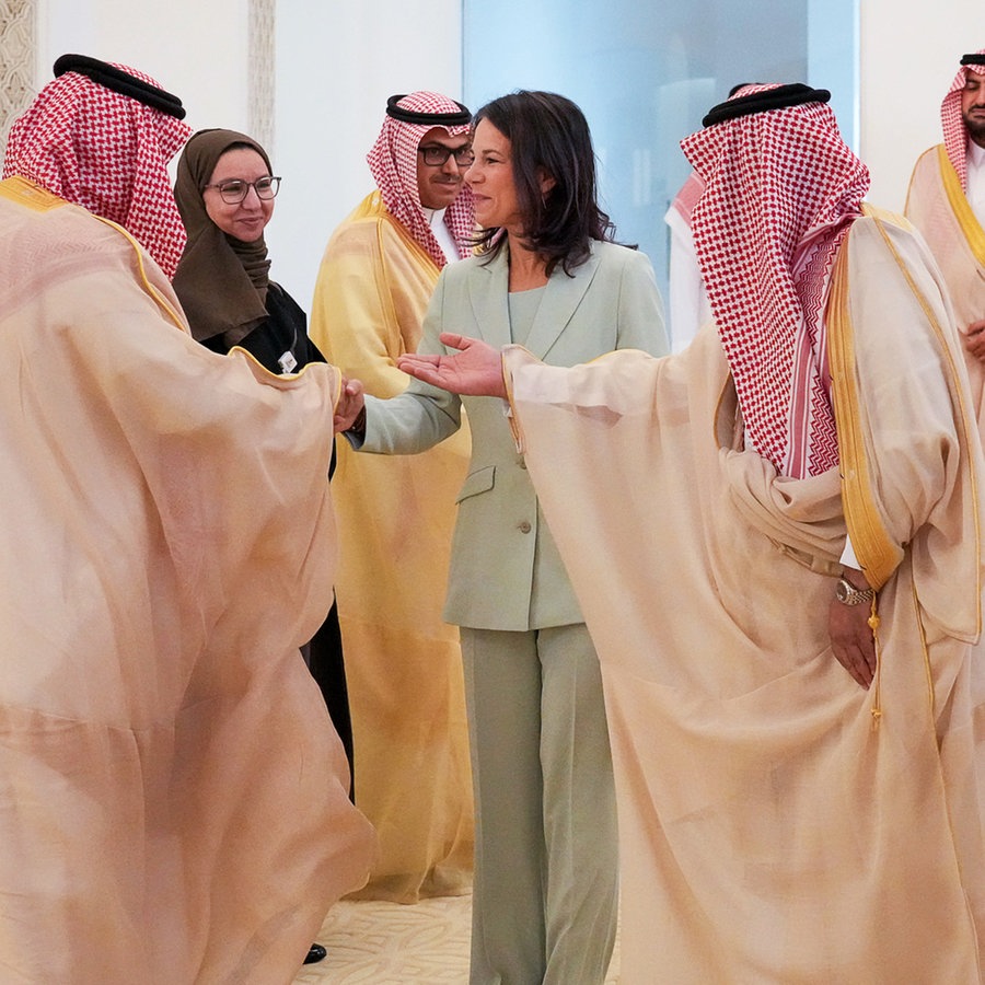 Bundesaußenministerin Annalena Baerbock (Bündnis 90/Die Grünen, M) begrüßt im Außenministerium von Saudi-Arabien die Teilnehmer eines Gesprächs mit Prinz Faisal bin Farhan Al-Saud (r), Außenminister des Königreichs Saudi-Arabien. ©  Soeren Stache/dpa 