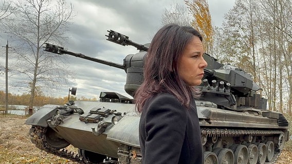 Bundesaußenministerin Annalena Baerbock (Bündnis 90/Die Grünen) lässt sich im Großraum Kiew von der Besatzung eines Gepard-Panzers deren Einsätze erklären. © picture alliance/dpa | Jörg Blank Foto: Jörg Blank