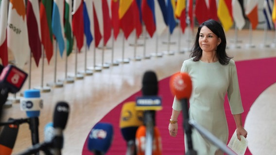 Die deutsche Außenministerin Annalena Baerbock (Bündnis 90/Grüne) trifft zu einem Treffen der EU-Außenminister im Gebäude des Europäischen Rates ein. © picture alliance/dpa/AP | Virginia Mayo Foto: Virginia Mayo