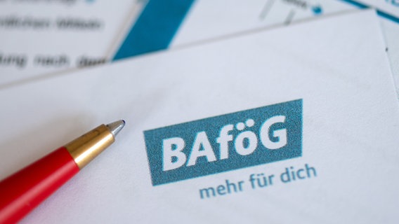 Ein Stift liegt auf einem Bafög-Antragsformular © picture alliance/dpa Foto: Hendrik Schmidt