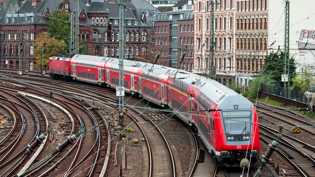Eine Regionalbahn der Deutschen Bahn fährt aus dem Hamburger Hauptbahnhof aus.