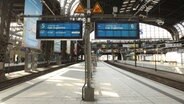 Menschenleere Bahnsteige am Hauptbahnhof Hamburg an einem bundesweiten Streiktag im Verkehrs- und Infrastrukturbereich. © IMAGO / Hanno Bode 