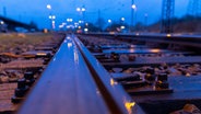 Leere Gleise bei Nieselregen am Bahnhof Schwerin © dpa Foto: Jens Büttner