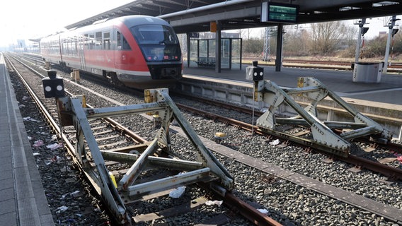 Mecklenburg-Vorpommern, Rostock: Ein Regionalzug der Deutschen Bahn steht im Hauptbahnhof vor einem Prellbock am Ende des Gleises. © dpa Foto: Bernd Wüstneck