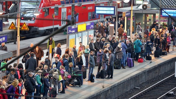 Menschen warten am Hamburger Hauptbahnhof © dpa-Bildfunk Foto: dpa-Bildfunk