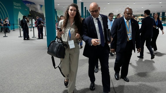 Simon Stiell, Klimachef der Vereinten Nationen, mit Joanna MacGregor, leitende Beraterin für den UN-Klimawandel, auf dem UN-Klimagipfel COP29, in Baku, Aserbaidschan. © Rafiq Maqbool/AP/dpa Foto: Rafiq Maqbool