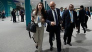 Simon Stiell, Klimachef der Vereinten Nationen, mit Joanna MacGregor, leitende Beraterin für den UN-Klimawandel, auf dem UN-Klimagipfel COP29, in Baku, Aserbaidschan. © Rafiq Maqbool/AP/dpa Foto: Rafiq Maqbool