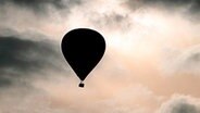 Ein Heißluftballon schwebt am abendlichen Himmel © dpa Foto: Patrick Pleul