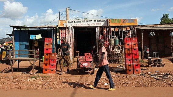 Eine Hütte steht an einer sandigen Straße in Bamako, Mali, Afrika. © dpa picture alliance Foto: Olivier Corsan