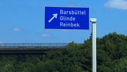 Ein Schild auf einer Autobahn zeigt die Abfahrt nach Barsbüttel, Glinde und Reinbek in Schleswig-Holstein © IMAGO Foto: Depositphotos