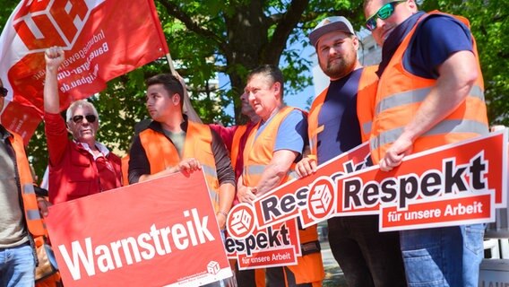 Beschäftigte des Bau-Gewerbes streiken in der Region Hannover © dpa-Bildfunk Foto: Julian Stratenschulte