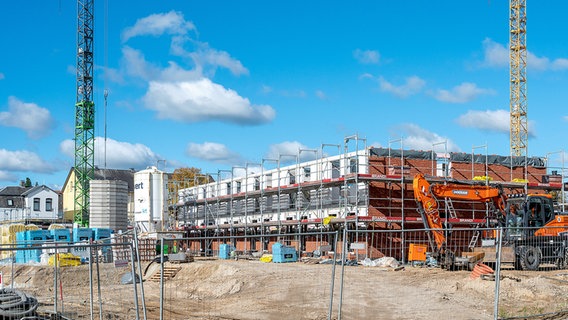 Neubauten auf einer Baustelle in Schleswig. Im Vordergrund der Rohbau für neue Wohnungen, größtenteils im gehobenen Segment. © picture alliance Foto: Torsten Sukrow