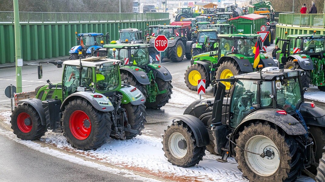 Mehrere Landwirte blockieren mit ihren Traktoren Zugangsstraßen zum Containerterminal Bremerhaven.