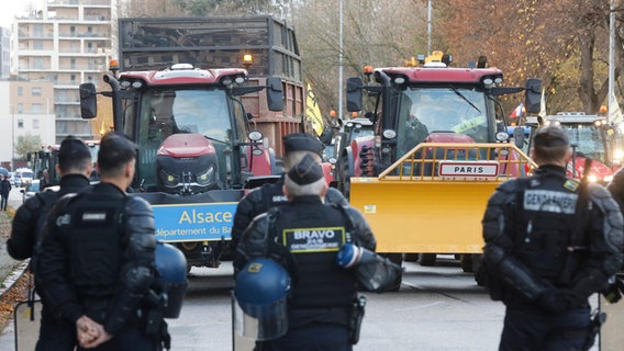 Polizeibeamte blockieren Landwirte, die mit ihren Traktoren auf der Straße in Straßburg gegen das Mercosur-Handelsabkommen protestieren. © Jean-Francois Badias/AP/dpa 