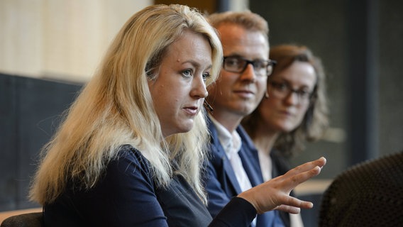 Die Juristin und Publizistin Liane Bednarz , Regisseur und Autor Falk Richter und Miriam Tscholl, Regisseurin der Bürgerbühne Dresden, beim Theatertreffen 2016 im Haus der Berliner Festspiele © IMAGO Foto: Piero Chiussi