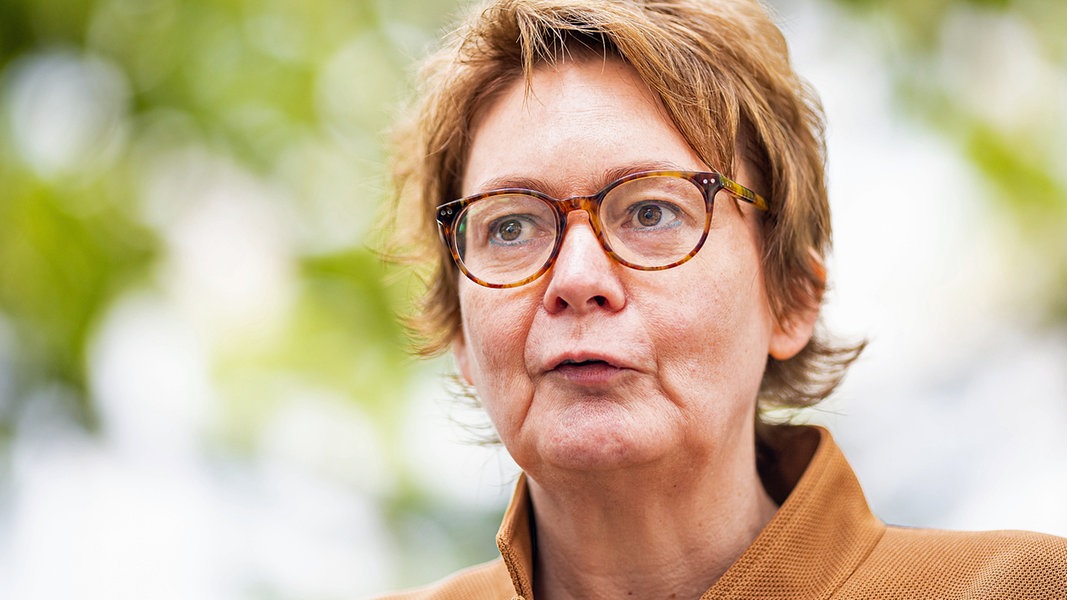 Daniela Behrens (SPD), Ministerin für Soziales, Gesundheit und Gleichstellung in Niedersachsen, trägt eine Mund-Nasen-Maske.