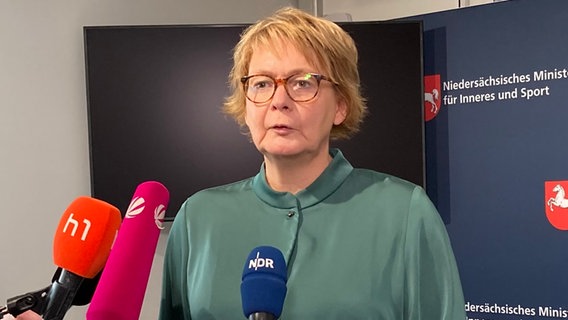 19.08.2024: Daniela Behrens (SPD), niedersächsische Innenministerin, nimmt nach der Vorstellung des Lagebilds zur Clankriminalität an einer Pressekonferenz teil. © dpa Foto: Kilian Genius