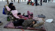 Familien schlafen auf der Corniche von Beirut, nachdem sie vor den israelischen Luftangriffen in den südlichen Vororten von Dahiyeh geflohen sind. © Bilal Hussein/AP/dpa 