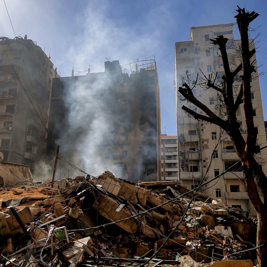 Rauchschwaden steigen zwischen den Trümmern von Gebäuden auf, die bei einem israelischen Luftangriff auf einen südlichen Vorort von Beirut zerstört wurden. © dpa Foto: Marwan Naamani