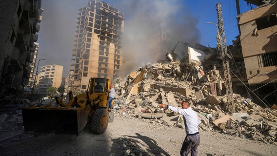 Aufräumarbeiten nach einem israelischen Luftangriff in Beirut © AP Foto: Hassan Ammar