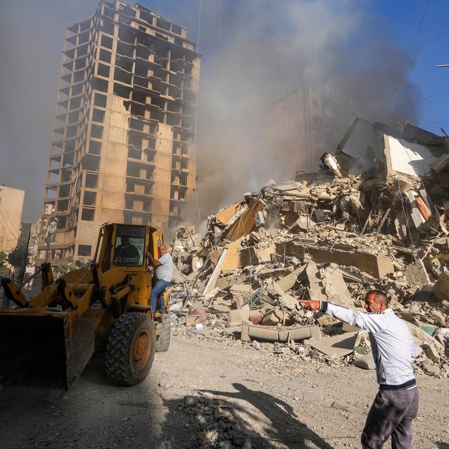 Aufräumarbeiten nach einem israelischen Luftangriff in Beirut © AP Foto: Hassan Ammar