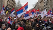 Demonstranten bei einer großen Anti-Korruptions-Kundgebung in Belgrad. © AP/dpa Foto: Marko Drobnjakovic