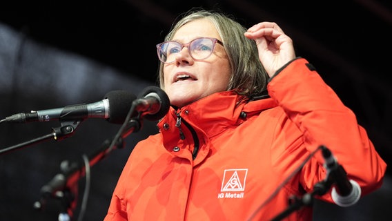 Christiane Benner, Vorsitzende der IG Metall, spricht während einer Kundgebung auf dem Fischmarkt im Hamburger Hafen. © Marcus Brandt/dpa 