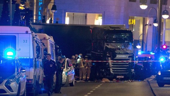 Ein beschädigter LKW parkte nahe der Gedächtniskirche in Berlin am 19. Dezember 2016.  © dpa Foto: Paul Zinken