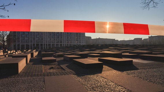 Nach dem Angriff am Holocaust-Denkmal in Berlin ist am Morgen der Bereich immer noch abgesperrt. © Paul Zinken/dpa Foto: Paul Zinken