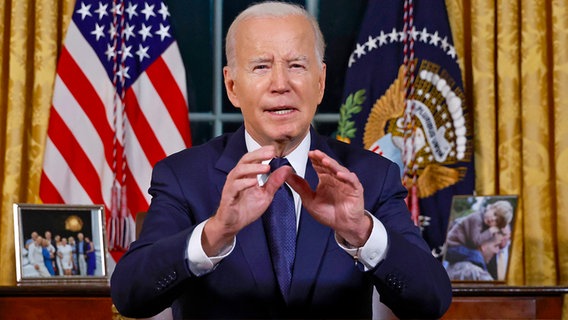 Joe Biden, Präsident der USA, sitzt bei einer Rede an die Nation an seinem Schreibtisch im Oval Office. © dpa bildfunk/AP/Pool Reuters Foto: Jonathan Ernst