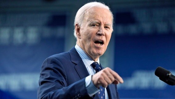 Joe Biden, Präsident der USA, hält eine Rede über die Verschuldung von Studenten am Madison College. © Evan Vucci/AP/dpa 